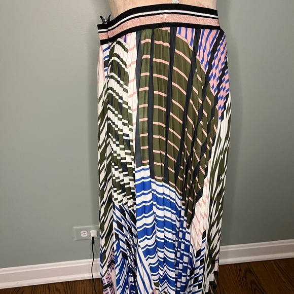 Parker Flowy, Pleated Graphic Skirt - Picture 2 of 5